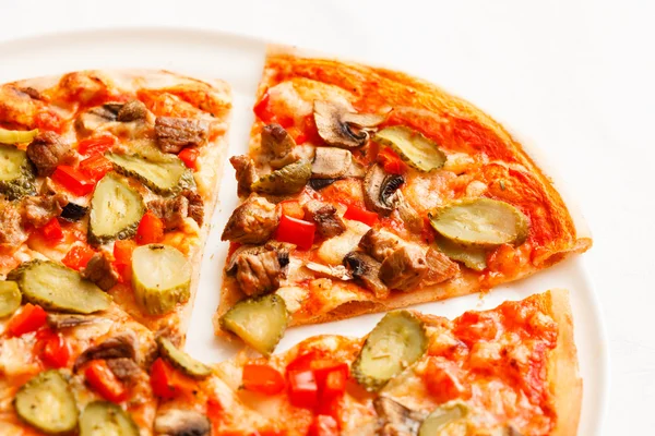 Välsmakande skivad italiensk pizza — Stockfoto