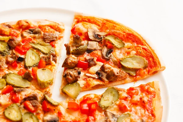 Gustosa pizza italiana a fette — Foto Stock