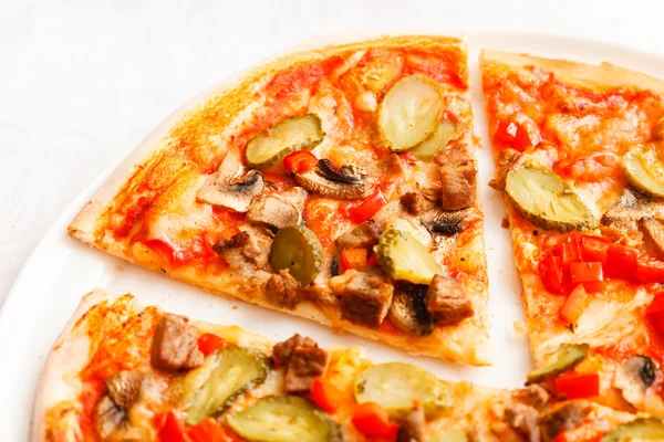 Leckere italienische Pizza in Scheiben geschnitten — Stockfoto