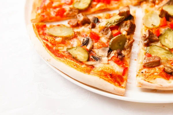 Leckere italienische Pizza in Scheiben geschnitten — Stockfoto