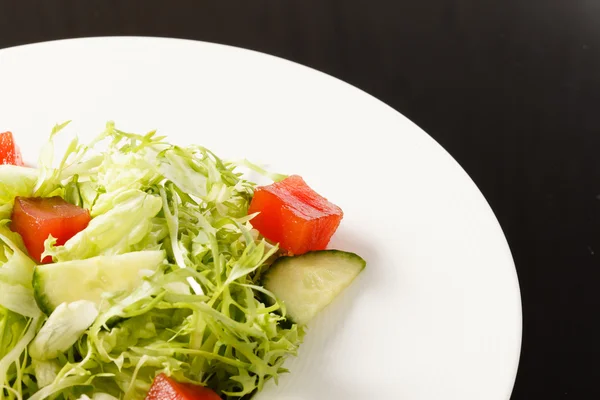 Čerstvý salát s okurkou — Stock fotografie