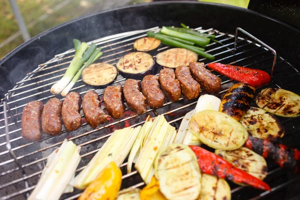 Kebab a la parrilla y verduras — Foto de Stock