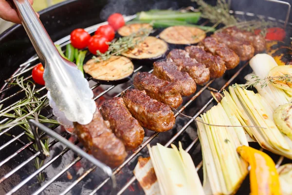 Grilled kebab and vegetables — Stock Photo, Image