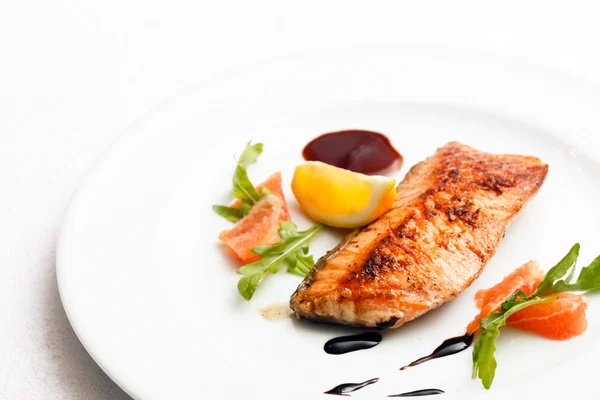 Salmon steak on plate — Stock Photo, Image