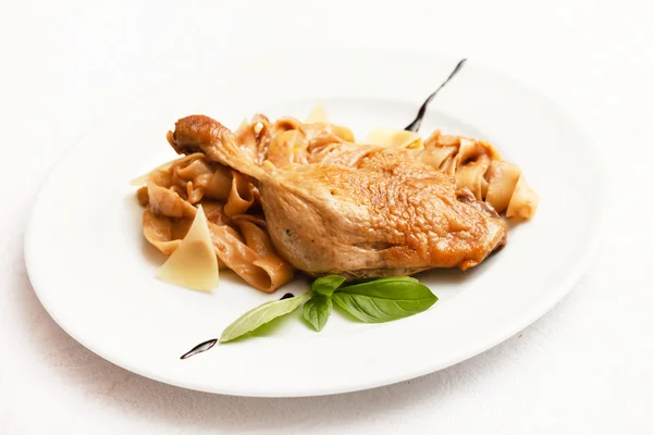 Tagliatelle con coscia di pollo — Foto Stock