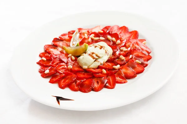 Carpaccio di fragole sul piatto — Foto Stock