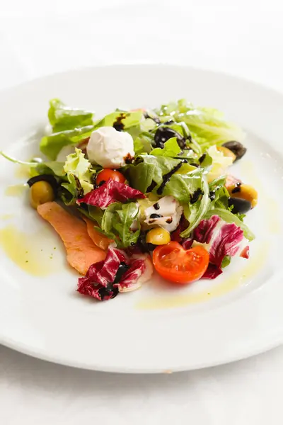 Salmon with fresh salad — Stock Photo, Image