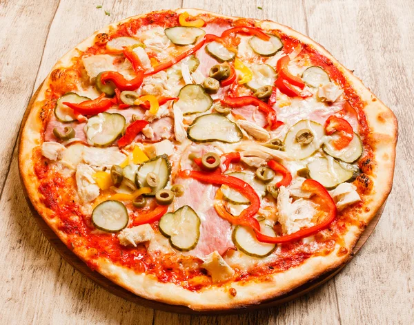 Пицца с огурцом и мясом — стоковое фото