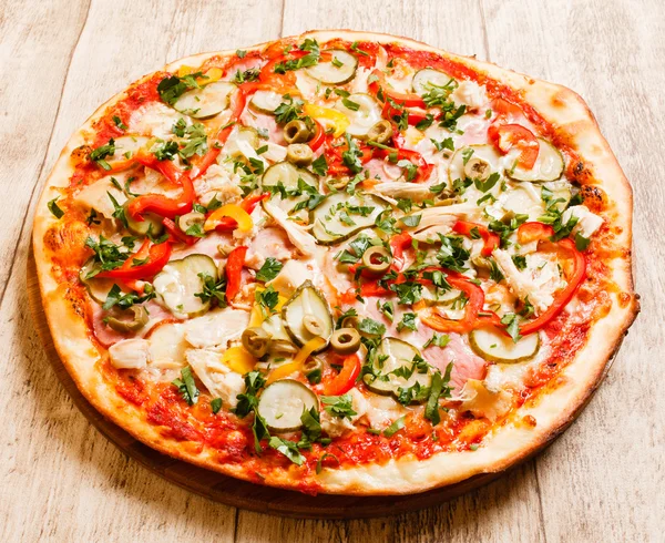 Pizza com pepino e carne — Fotografia de Stock