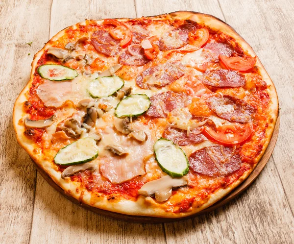 Pizza with pepperoni  and vegetables — Stock Photo, Image