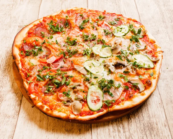 Pizza with pepperoni  and vegetables — Stock Photo, Image