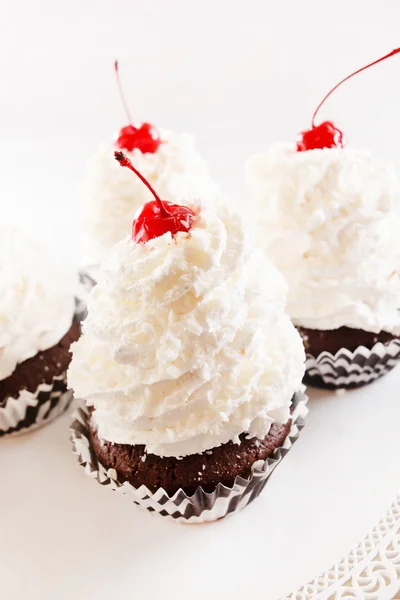 Cupcakes mit Sahne und Kirsche — Stockfoto