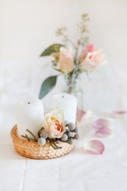 Çiçekler ve mumlar süslemeleri