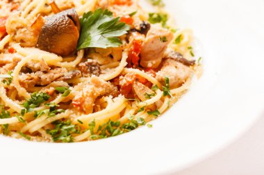 Etli ve mantarlı makarna.