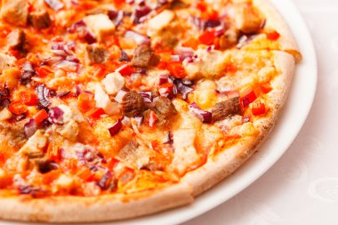 lezzetli pizza plaka üzerinde