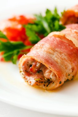 Sucuk pastırma içinde sarılmış