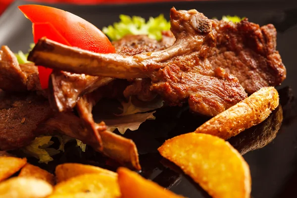 Grilled ribs with potatoes — Stock Photo, Image