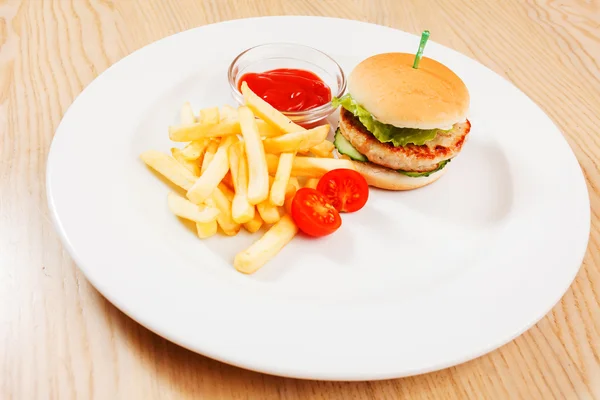 Hamburguesa con papas fritas —  Fotos de Stock