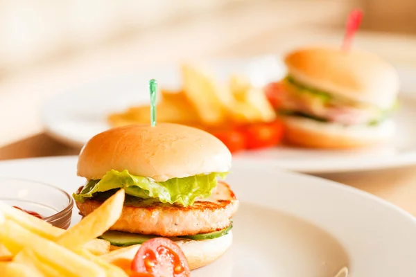 Burger mit Pommes — Stockfoto