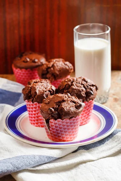 Chocolate muffins with milk — Stock Photo, Image