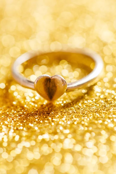 Goldener Ring mit Herz — Stockfoto