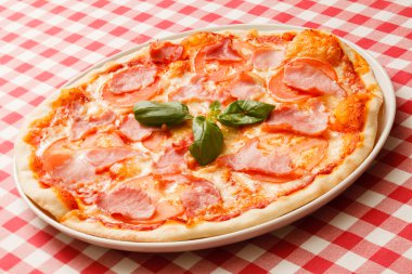 otlar ile lezzetli pizza