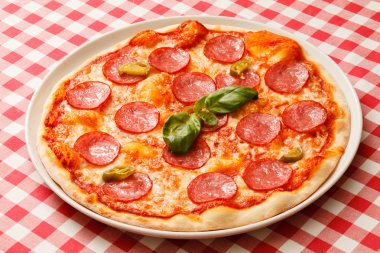 otlar ile lezzetli pizza