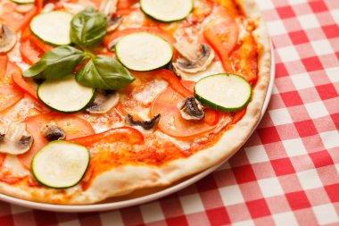 Domatesli vejetaryen pizza.