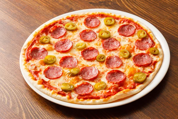 Pizza på trä bakgrund — Stockfoto