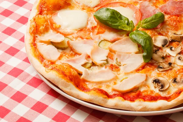 Välsmakande pizza med örter — Stockfoto