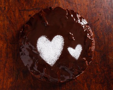 Kalpleri ile çikolatalı kek