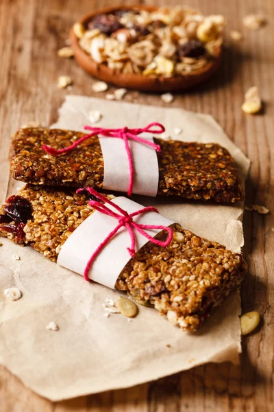 Barrette di granola su tavolo di legno — Foto Stock