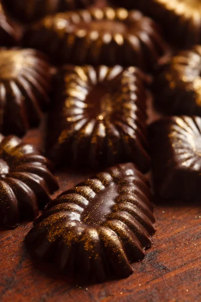 巧克力糖果与金黄粉 — 图库照片