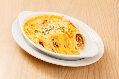 Plaka kavrulmuş krep