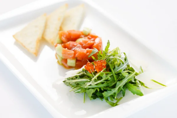 Salmon tartar with ruccola — Stock Photo, Image