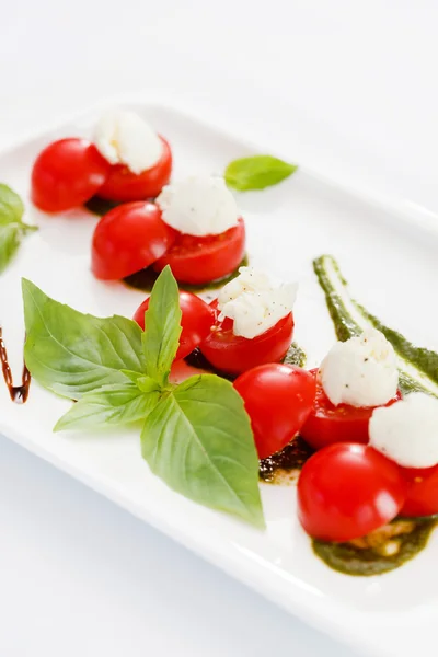 Mozzarella z pomidorami koktajlowymi — Zdjęcie stockowe