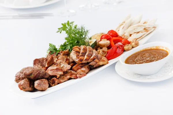 Vlees voorgerecht met saus — Stockfoto