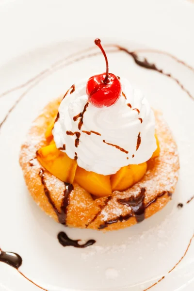 Ciambella con frutta e panna montata — Foto Stock