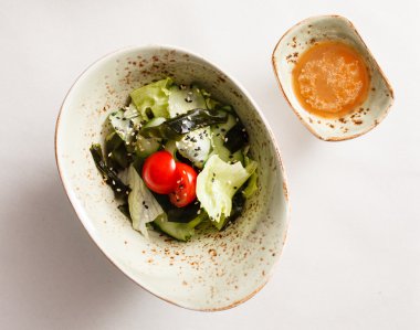 Kabın içinde Japon salatası