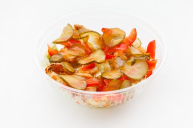 Tavuk ve salatalıklı salata.