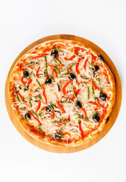 Пицца изолирована на белом — стоковое фото