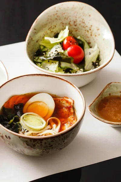 Nourriture japonaise dans des bols — Photo