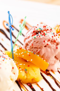 Komik renkli dondurma