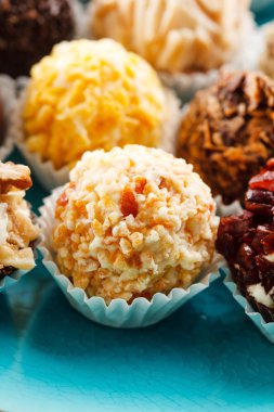 Tepesi ile çikolata şekerleme