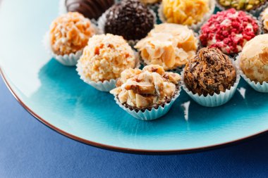 Tepesi ile çikolata şekerleme