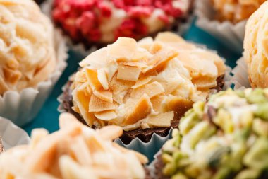 Tepesi ile çikolata şekerleme