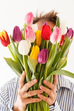 Elinde Lale buketi