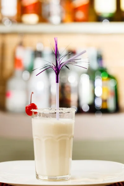 Maidon cocktail oljilla — kuvapankkivalokuva