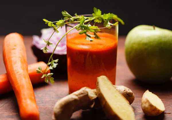 Здоровый коктейль из моркови — стоковое фото