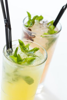 Gözlüklü taze limonata